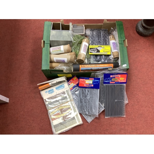 618 - A large quantity of 00 gauge scenic items, many in original packaging, including trees, backscenes, ... 