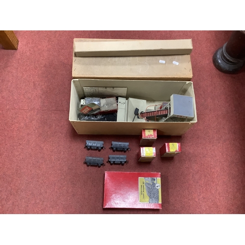 621 - Trix Twin Railway Post War Elevator Conveyer Set No.788 Boxed (Unchecked), and A Quantity of Hopper ... 