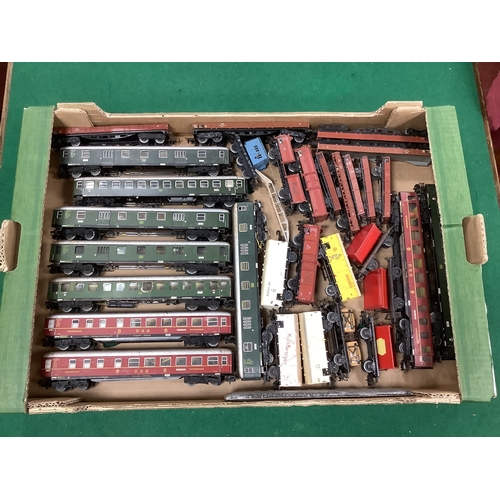 622 - Approximately thirty-one items of Marklin HO scale German rolling stock including ten tinplate coach... 