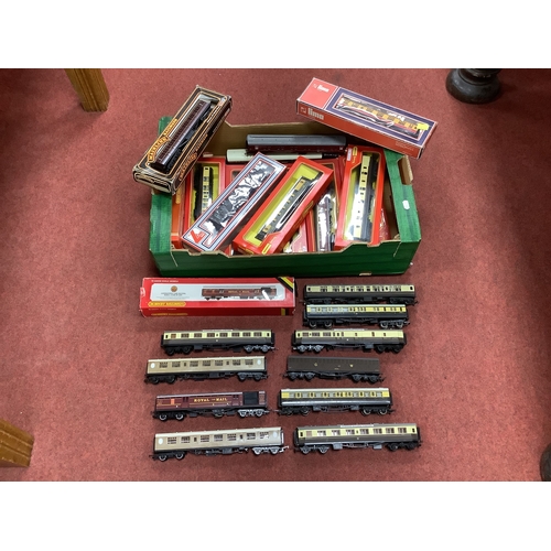 626 - Approximately twenty-three 00 gauge coaches, including twelve boxed, by Hornby, Lima, Airfix and oth... 