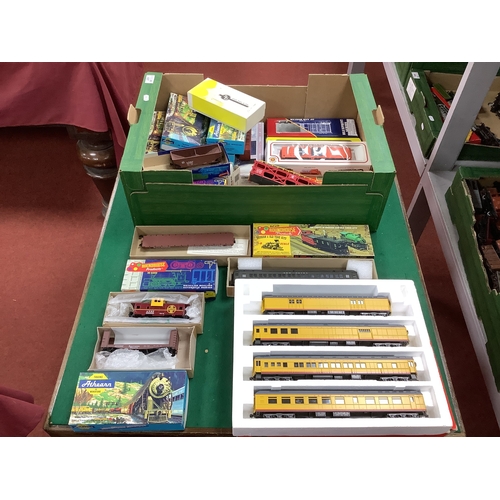 637 - Approximately twenty-seven items of HO scale North American rolling stock, mostly boxed, by Athearn,... 