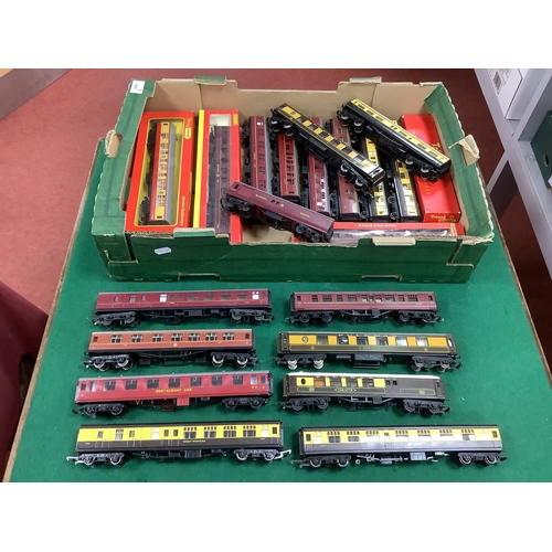 643 - Approximately twenty-one Triang and Hornby 00 gauge coaches (four boxed) including twelve-wheel rest... 