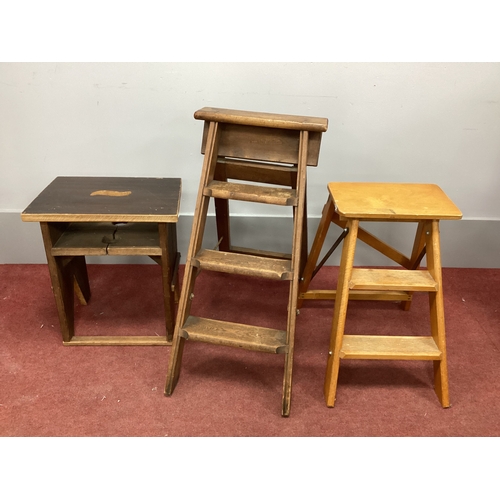 1530 - Pine Four High Steps; a smaller pair of steps and a prayer kneeler. (3)