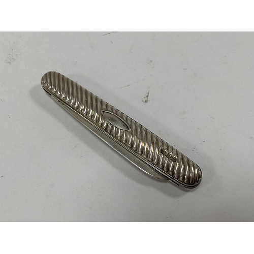 1297 - Penknives: hallmarked James Deakin & Sons, Sheffield 1903 with ribbed body, another lightly decorate... 