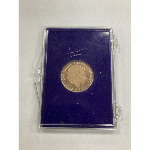 203 - 1977 QEII Silver Jubilee Commemorative 9ct Gold Medal, total weight 2.9g.