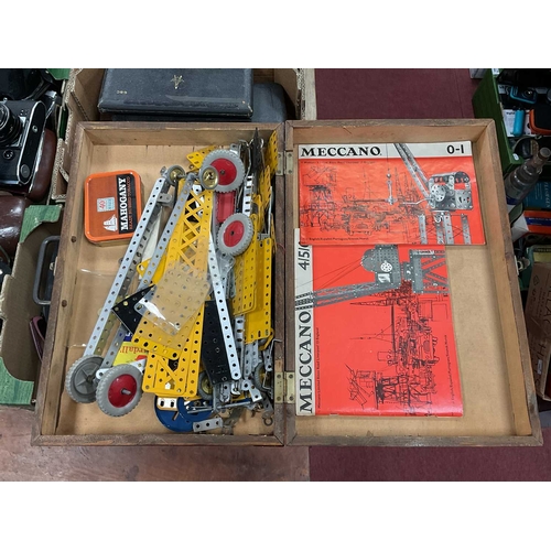 1001 - Vintage Toys, including a boxed Subbuteo 60140 football set, a quantity of Meccano metal kits with m... 