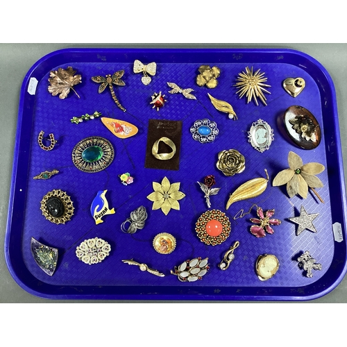 282 - A Collection of Assorted Brooches, including Hollywood, diamanté, filigree, enamel, imitation pearl,... 