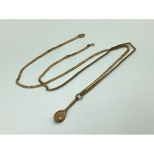 118 - A 9ct Gold Chain, (lacking clasp) suspending novelty tennis racquet charm pendant, stamped 