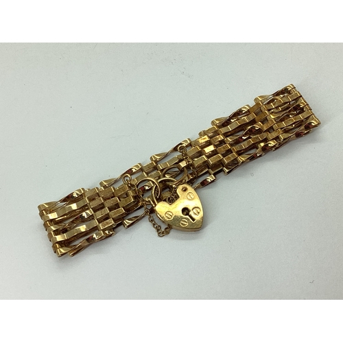 142 - A 9ct Gold Gate Link Bracelet, to 9ct gold heart shape padlock clasp with safety chain, overall leng... 