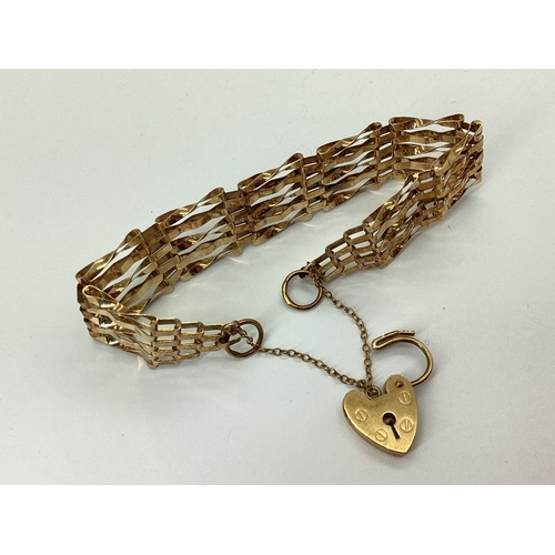 142 - A 9ct Gold Gate Link Bracelet, to 9ct gold heart shape padlock clasp with safety chain, overall leng... 