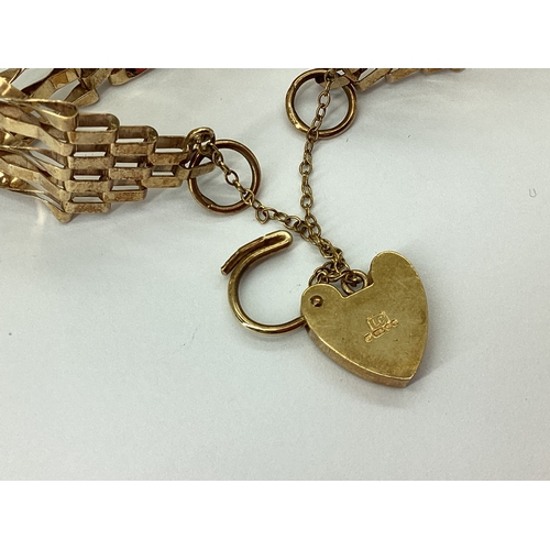 142 - A 9ct Gold Gate Link Bracelet, to 9ct gold heart shape padlock clasp with safety chain, overall leng... 