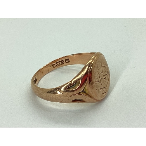 58 - A 9ct Rose Gold Signet Ring, the oval panel monogrammed, between textured shoulders (finger size P) ... 