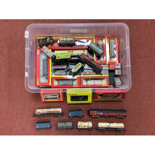 379 - Approximately twenty-five 00 gauge modern image freight wagons (eight boxed) by Hornby and others, i... 