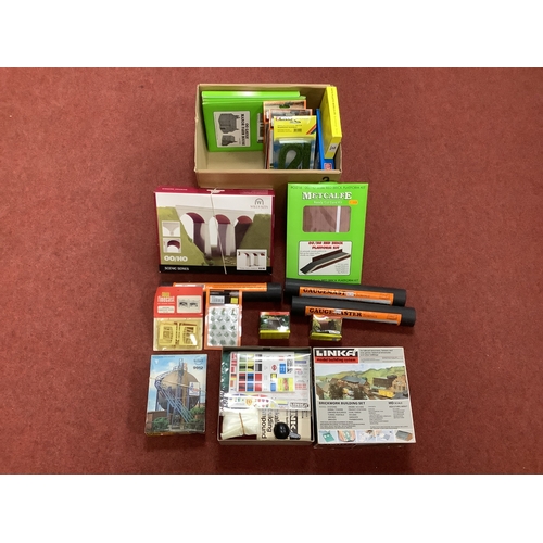 380 - A Box of '00'/'HO' Scenic Items, including a Linka model building system (Ref 8410) for brickwork bu... 