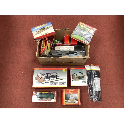 432 - A large box of Hornby 00 gauge buildings and accessories, many items in original packaging, includin... 