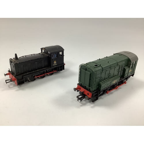 772 - Two Bachmann '00' Gauge Diesel shunters: a 08 Class 0-6-0 numbered 
