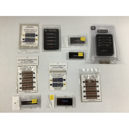 779 - A Boxed T-Gauge Class 67 Diesel Locomotive in EWS Livery, with a container wagon and four container ... 