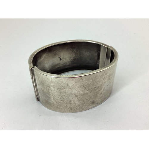 109 - A Victorian Hallmarked Hinged Bangle, Birmingham 1881, leaf engraved to the front with vignette deta... 