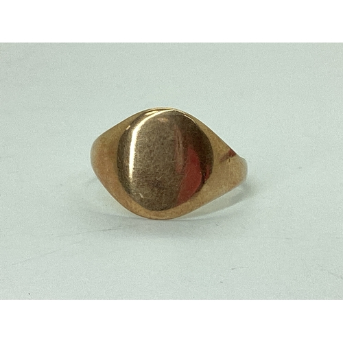 61 - A Vintage Signet Ring, (hallmark rubbed, finger size T).