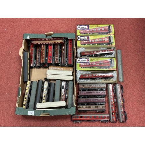 433 - Thirty Hornby Dublo 'OO' Gauge/4mm Unboxed Bogie coaches, various liveries, plus eleven kit built (K... 