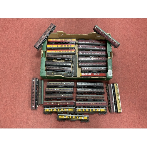 441 - Approximately thirty 00 gauge steam era coaches and parcels vans by Hornby, Dapol, Airfix and others... 