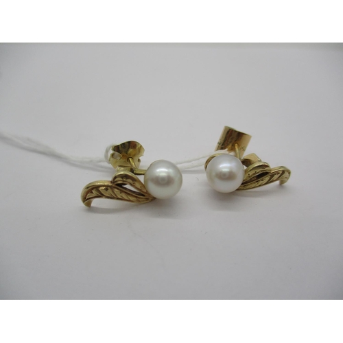 440 - Pair of Pearl Earrings, 3.6g