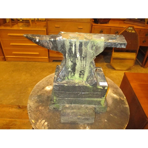 105 - Small Anvil, 20cm high, 45cm long