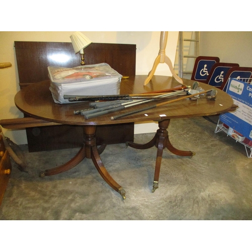 602 - Mahogany Extending Dining Table with 2 Leaves