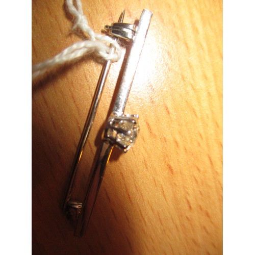 393 - Solitaire Diamond Bar Brooch, the stone of approx 7mm