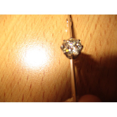 393 - Solitaire Diamond Bar Brooch, the stone of approx 7mm