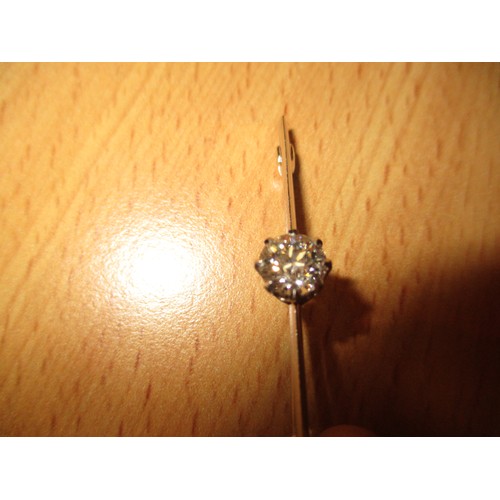 393 - Solitaire Diamond Bar Brooch, the stone of approx 7mm