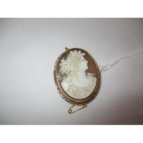 622 - 9ct Gold Mounted Shell Cameo Brooch with Pierced Border