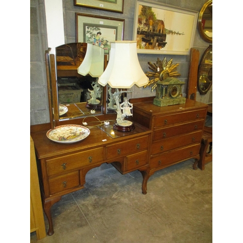 788 - 1920's Oak Dressing Table and Chest of Drawers, 106 and 91cm