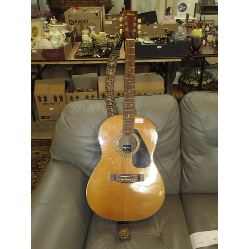 217 - Yamaha Acoustic Guitar FG325