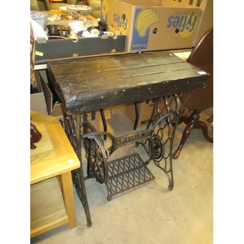 624 - Singer Cast Metal Base Table, 67x32cm