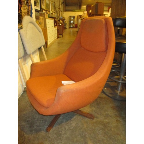 562 - Mid 20th Century Revolving Lounge Chair