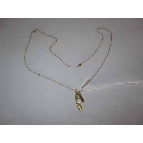 378 - 9ct Gold and Single Pearl Pendant and Chain