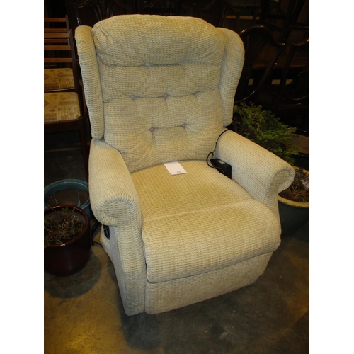 679 - Celebrity Electric Riser Recliner Chair