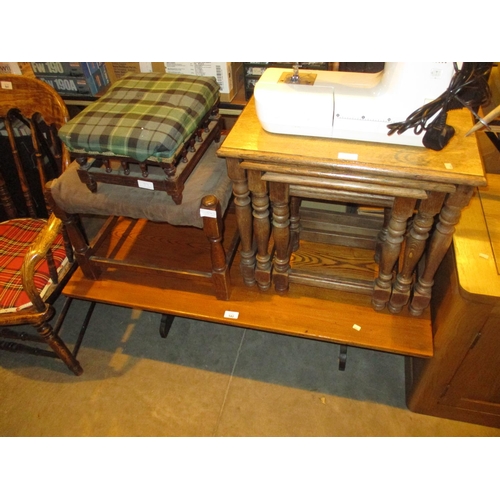 542 - Oak Nest of 3 Tables, Coffee Table and 2 Stools