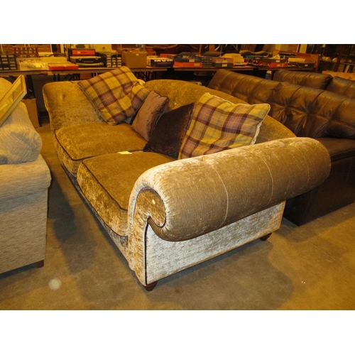 557 - Modern Chesterfield Style Deep Buttoned Settee