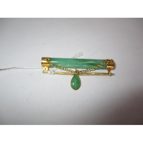 338 - Eastern Green Stone and Yellow Metal Brooch Stamped 22, 6.5g, 4.5cm long