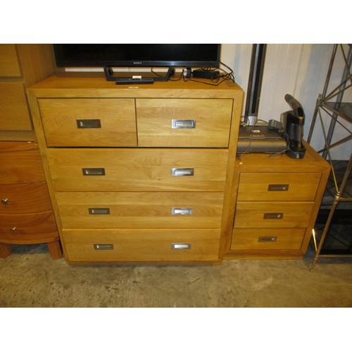 481 - Modern Oak Chest of 5 Drawers and Matching Bedside Chest