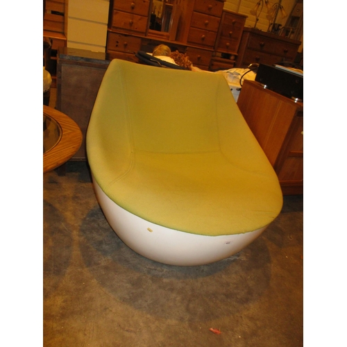 433 - Mid 20th Century White Fibreglass Space Age Tub Chair