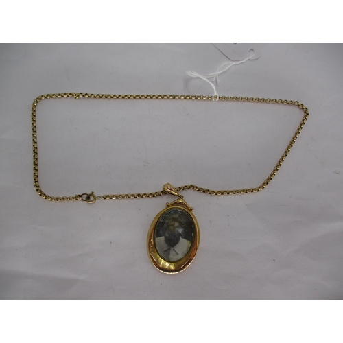 366 - 9ct Gold Necklace, 5.6g, with a Phot Pendant