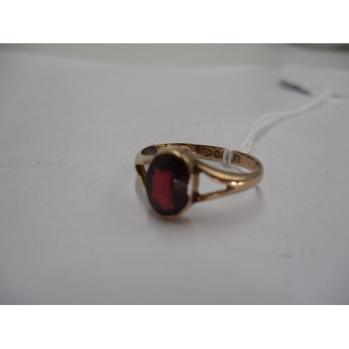 458 - 9ct Gold Garnet Ring, 1.8g, Size O