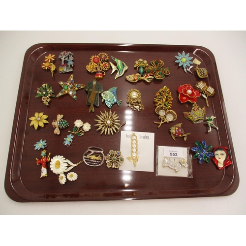 552 - Collection of Brooches etc