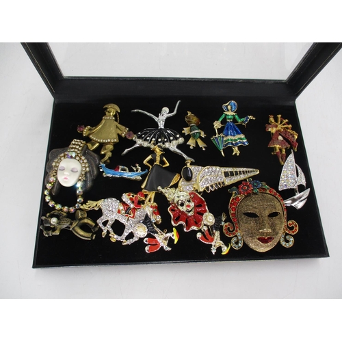 558 - Collection of Brooches