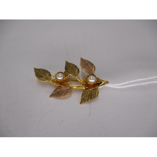 430 - 10K Bi-Colour Gold Leaf Brooch Set with 2 Pearls, 4.05g