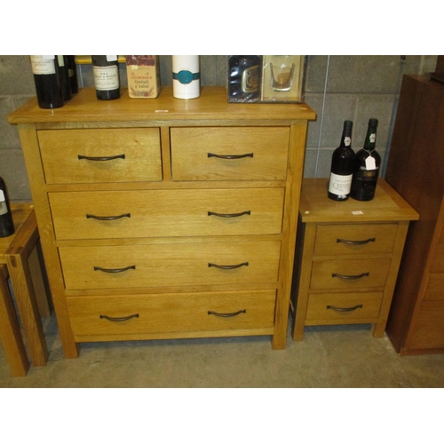 678 - Modern Oak Chest of 5 Drawers and Matching Bedside Chest, 90 and 42cm