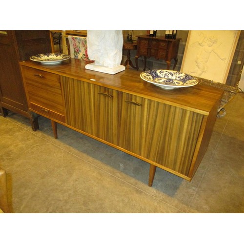 643 - Mid 20th Century Walnut 6 Piece Dining Room Suite